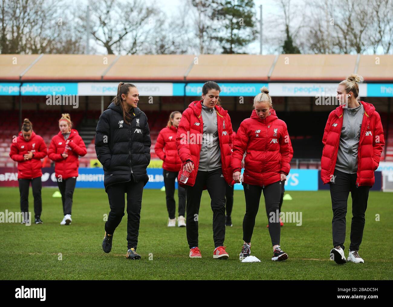 L'équipe féminine de Liverpool inspecte le terrain du People's Pension Stadium avant de commencer Banque D'Images