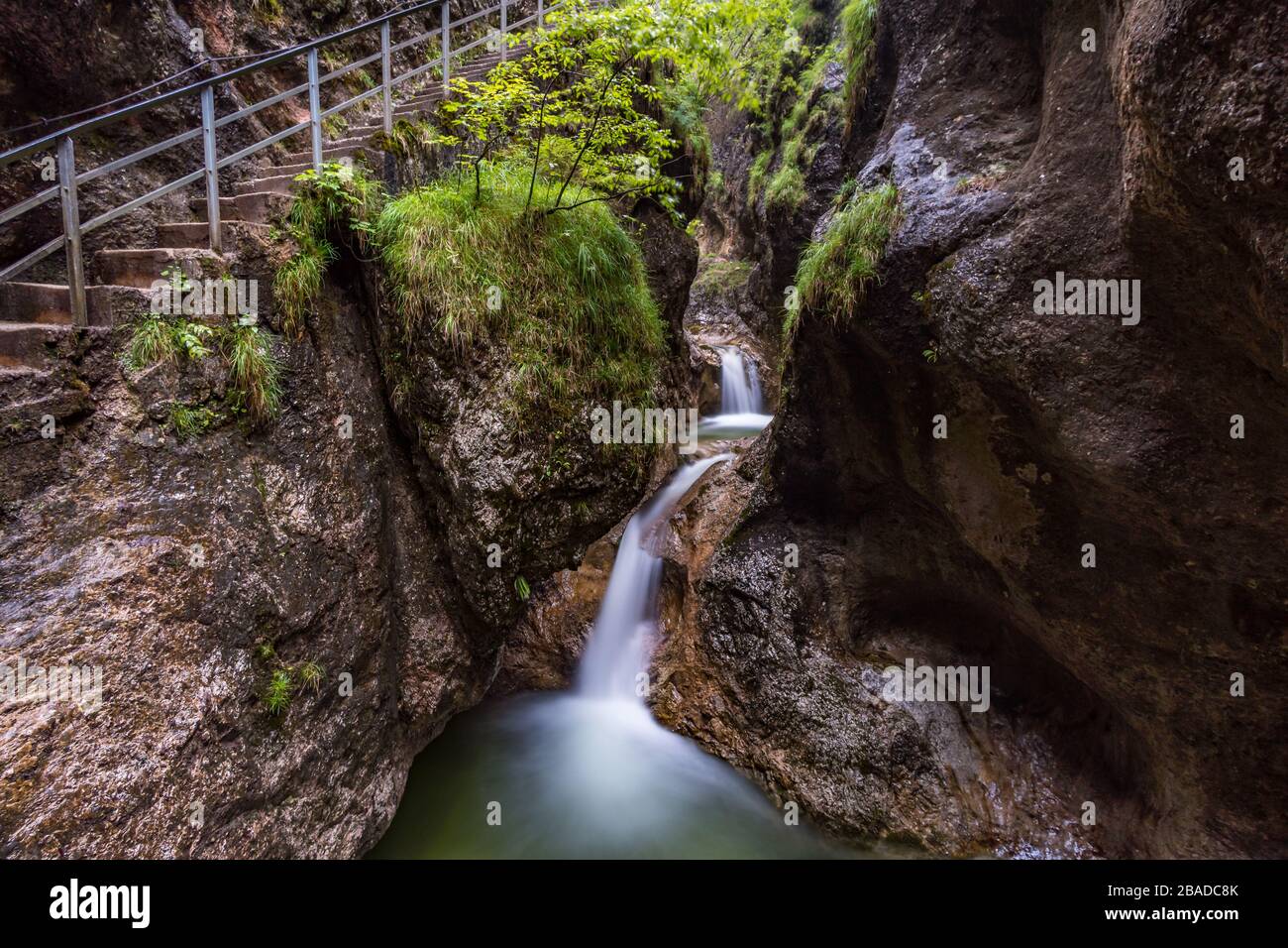 Au pied de l'Untersberg, l'Almbach plonge dans la nature et romantique Almbachklamm Banque D'Images