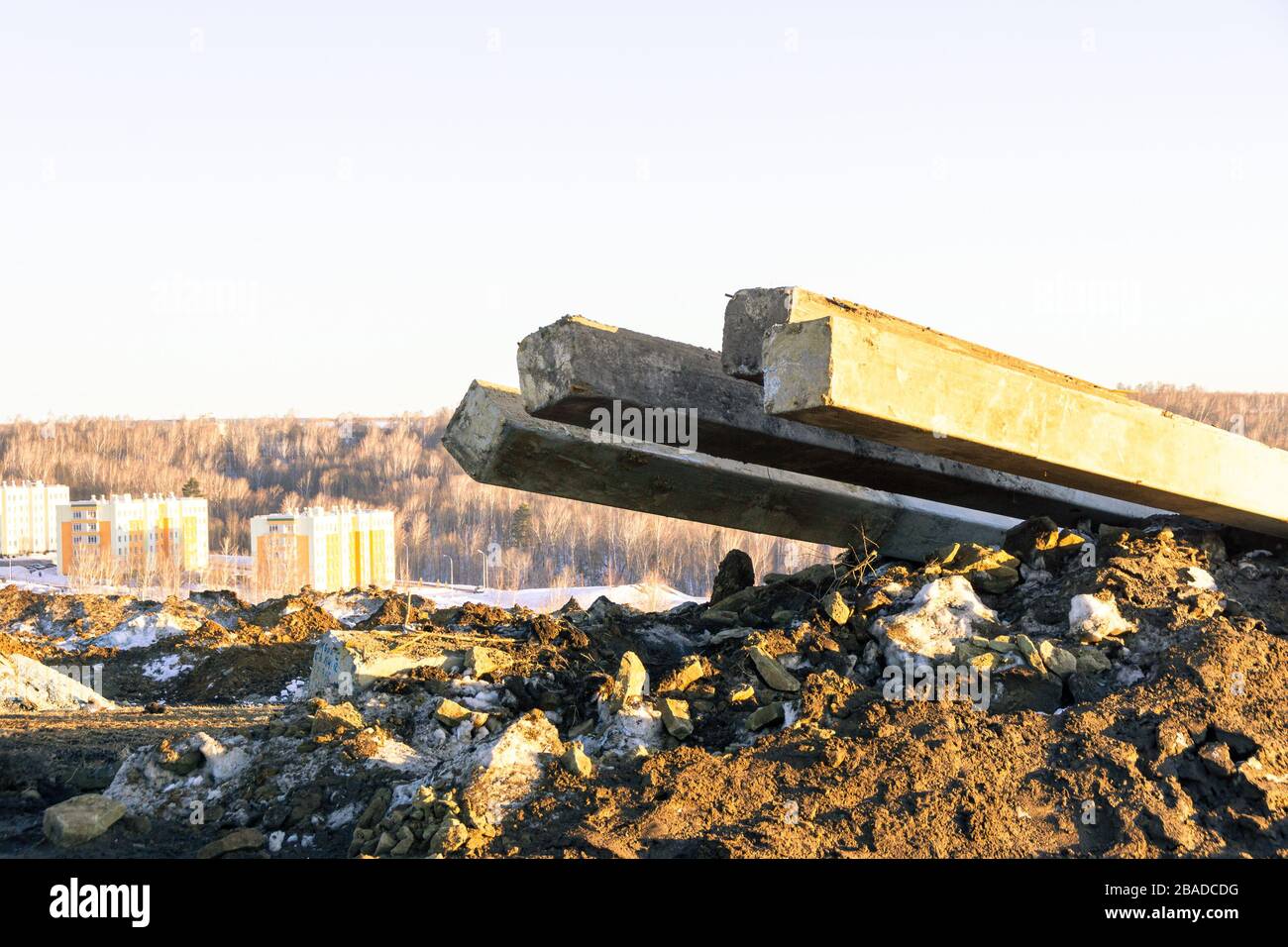 Problèmes écologiques, piles de matériaux de construction et débris de construction, ainsi que l'excès de sol excavé, de nouvelles maisons sur le bord de l'avant Banque D'Images