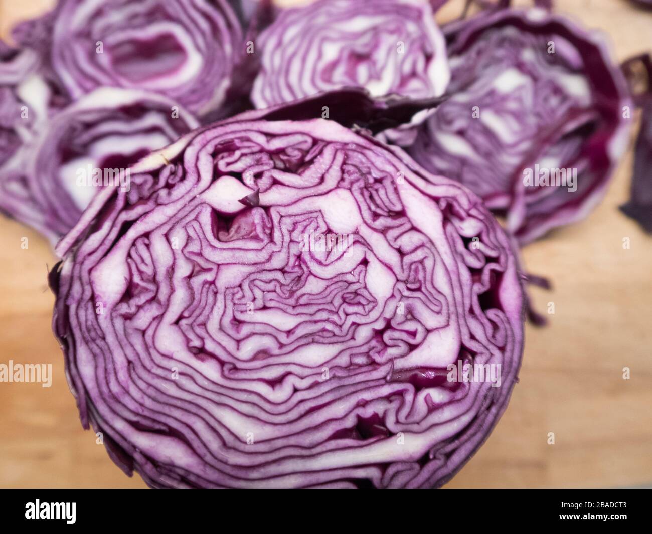 Gros plan sur un chou violet coupé en tranches Banque D'Images