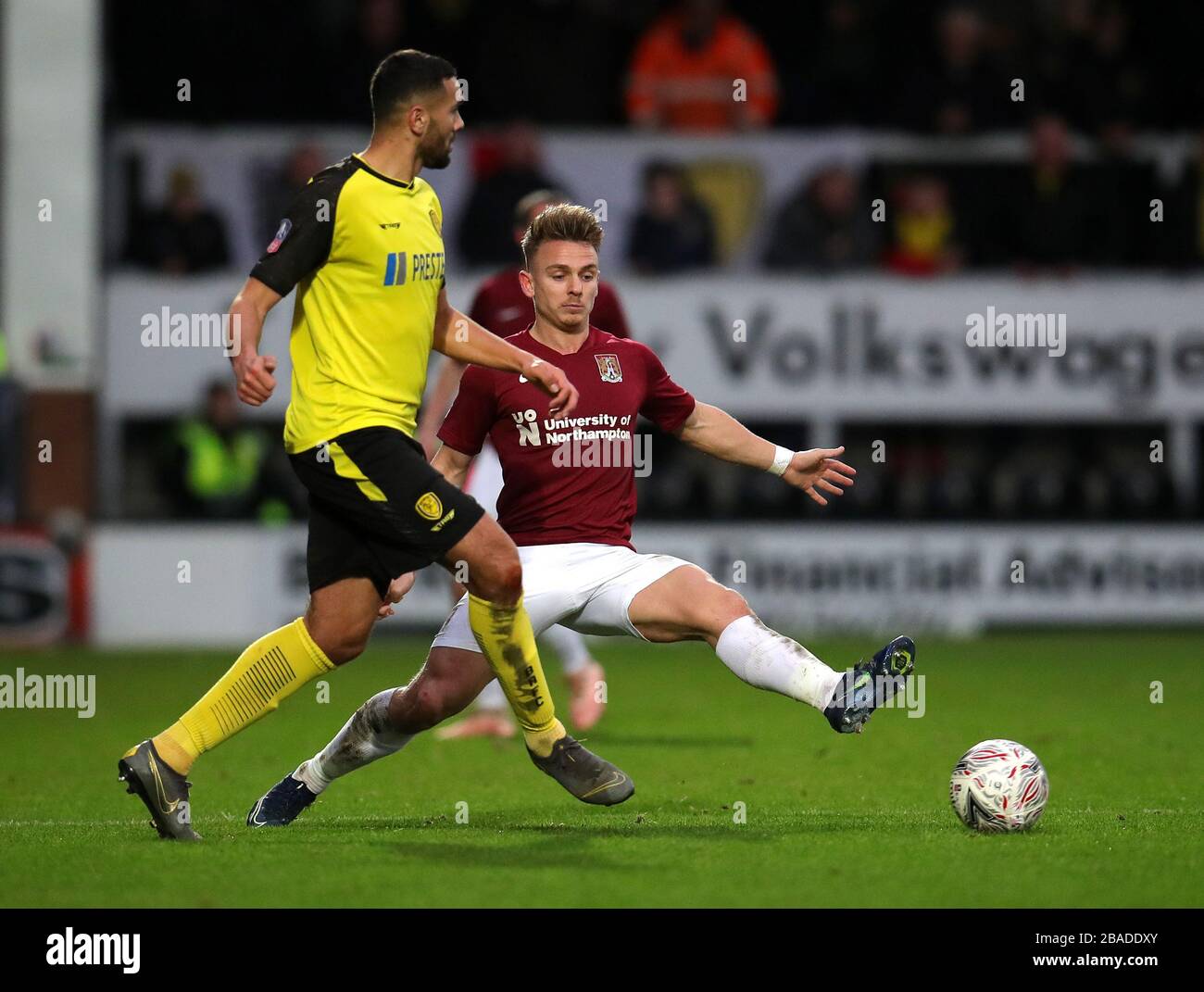 Le Colin Daniel de Burton Albion (à gauche) et le Ryan Watson de Northampton Town se battent pour le ballon Banque D'Images