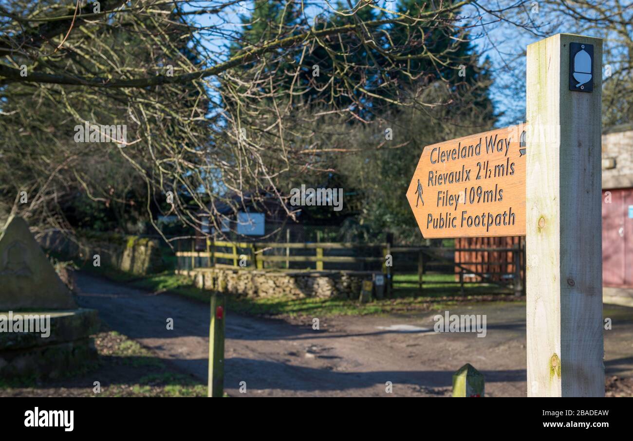 Signpost au début du sentier national de Cleveland Way à Helmsley, dans le Yorkshire du Nord Banque D'Images