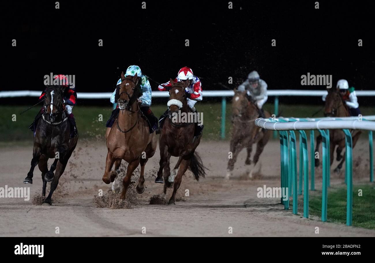 Coureurs lors du Bombardier Golden Beer handicap (classe 3) à l'hippodrome de Southwell Banque D'Images