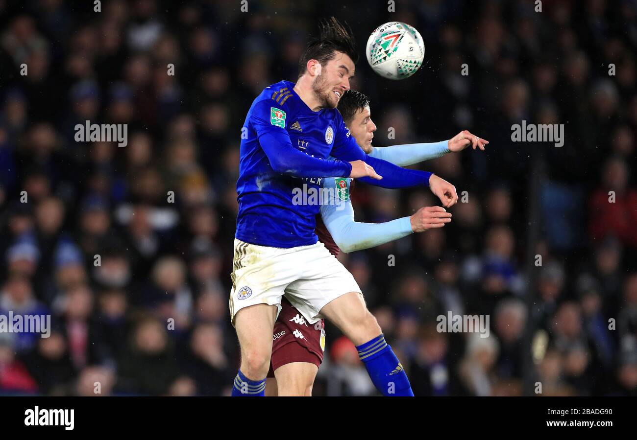 Ben Chilwell (à gauche) de Leicester City dirige le ballon sous pression Banque D'Images