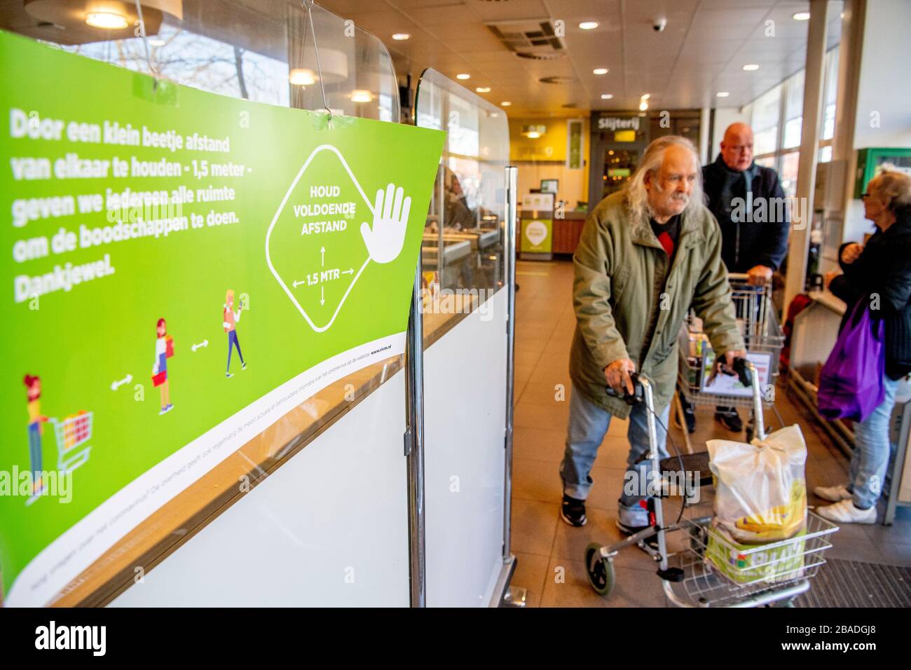 Rotterdam, Pays-Bas. 24 mars 2020. Les personnes âgées de 70 ans et plus ont la possibilité de faire des achats du lundi au vendredi entre 7 h et 8 h avant l'ouverture du magasin au grand public, en raison des menaces de coronavirus à Rotterdam. Reconnaître que les personnes âgées et les personnes souffrant de conditions de santé sous-jacentes sont plus sensibles à COVID-19, ou le coronavirus, un nombre croissant de magasins consacrent du temps ou s'ouvrent plus tôt pour les clients seniors et autres groupes à risque. Crédit: SOPA Images Limited/Alay Live News Banque D'Images