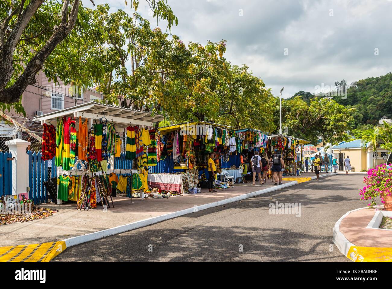 Ocho Rios, Jamaïque - 22 avril 2019 : marché de rue souvenir dans l'île tropicale des Caraïbes d'Ocho Rios, Jamaïque. Banque D'Images
