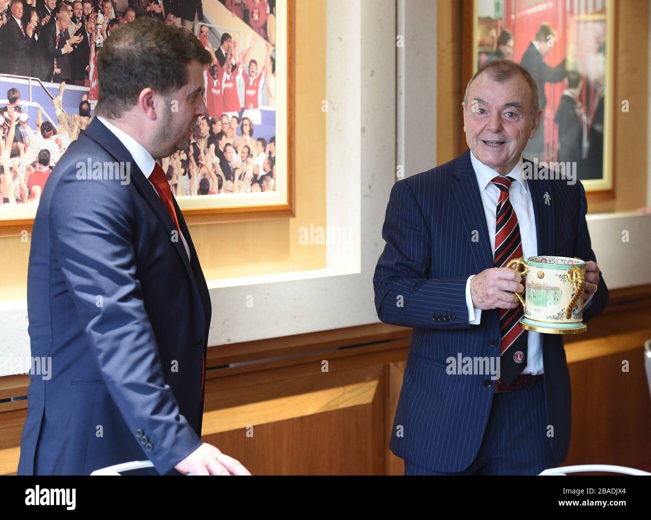 L'ambassadeur Charlton Athletic Keith Peacock avec la coupe d'amour Banque D'Images