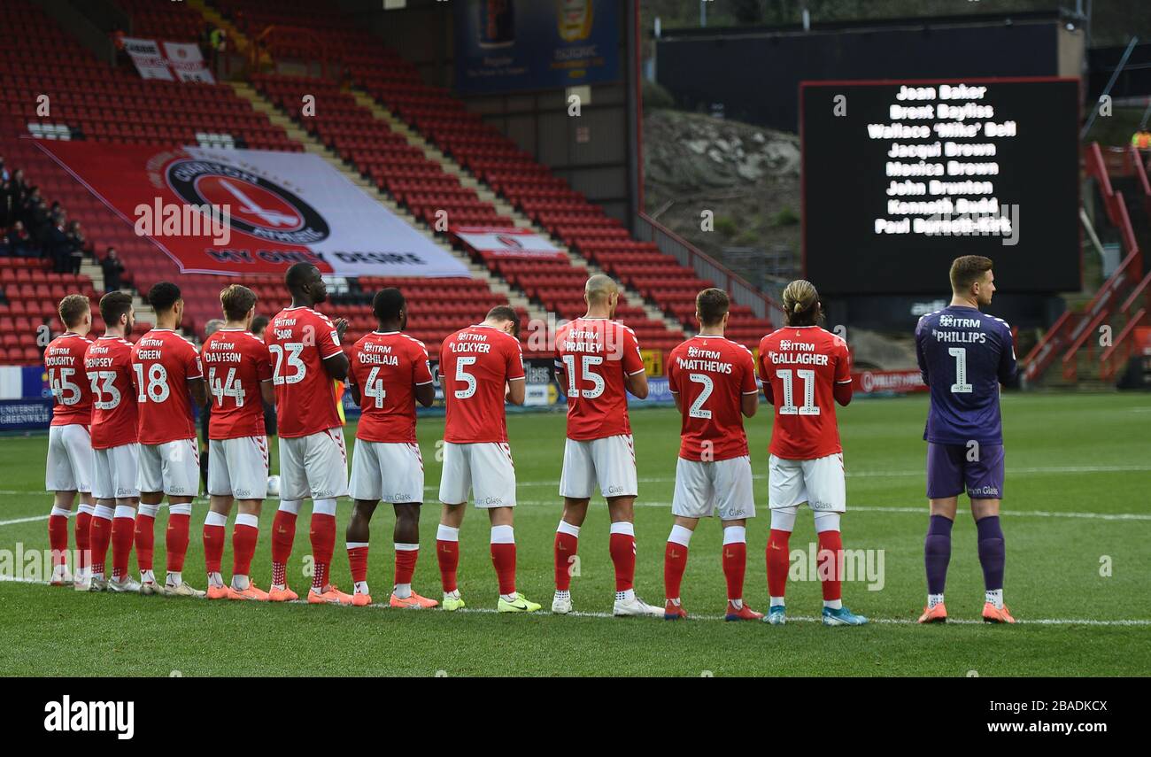 Charlton Athletic joueurs en quelques minutes applaudissent à la mémoire de ceux qui sont passés en 2019 Banque D'Images