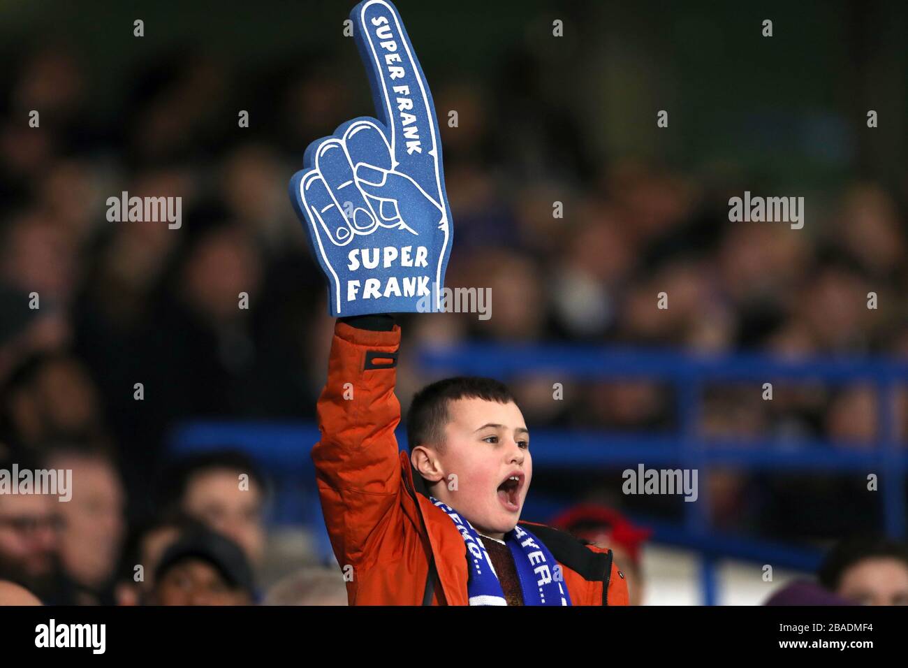 Un fan de Chelsea montre son soutien dans les tribunes Banque D'Images