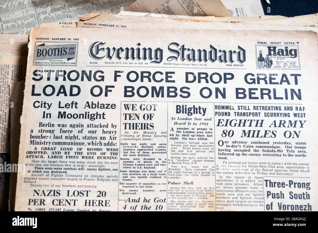 "Forces de la force de la force de la chute Grande charge des bombes sur Berlin" page d'accueil British Evening titre du journal Standard le 18 janvier 1943 à Londres Angleterre Royaume-Uni Banque D'Images