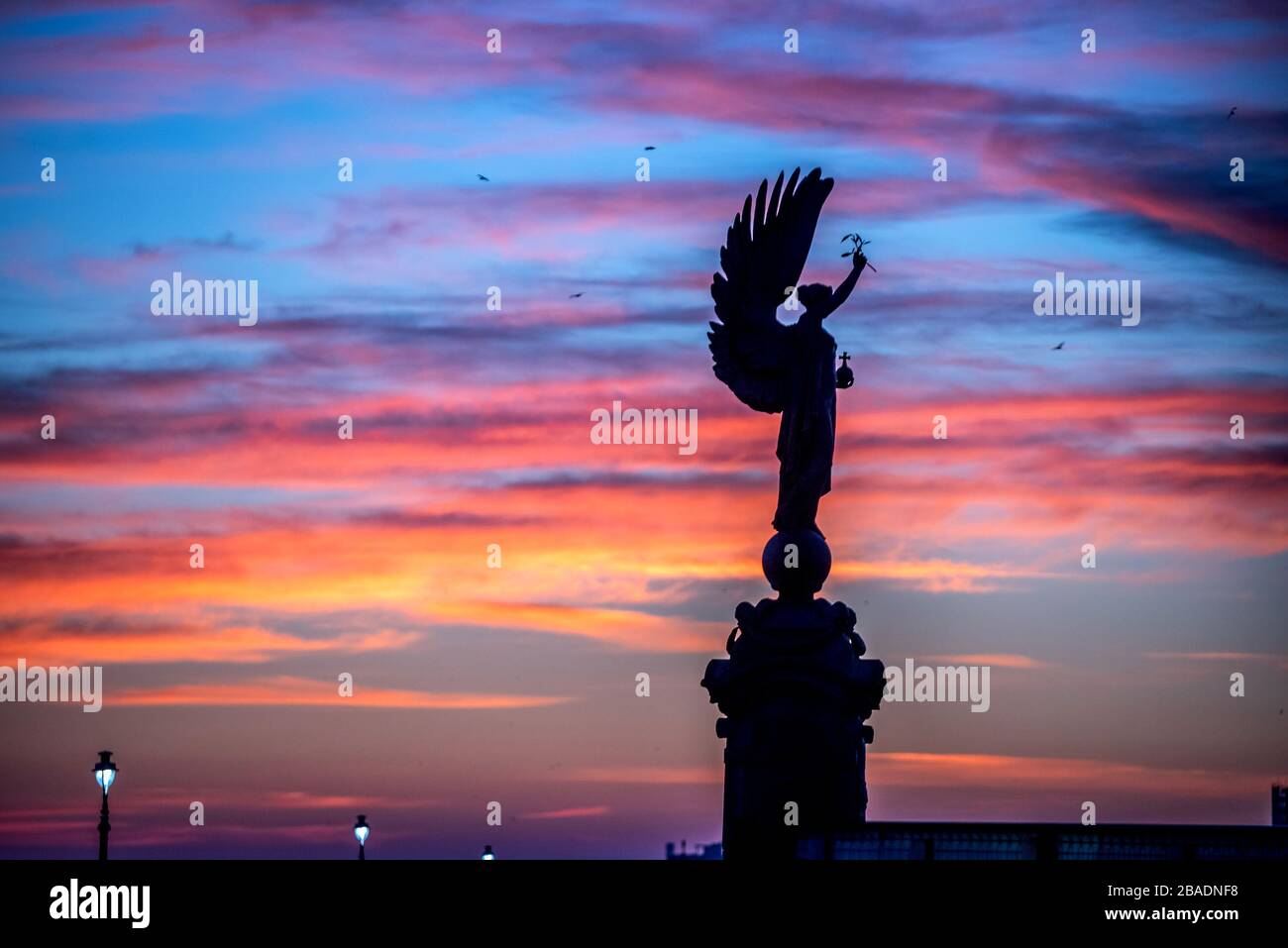 Brighton, Royaume-Uni, 26 mars 2020, le soleil se couche derrière la statue de la paix sur le front de mer de Hove ce soir, tandis que le pays s'isole contre le coronavirus. Banque D'Images