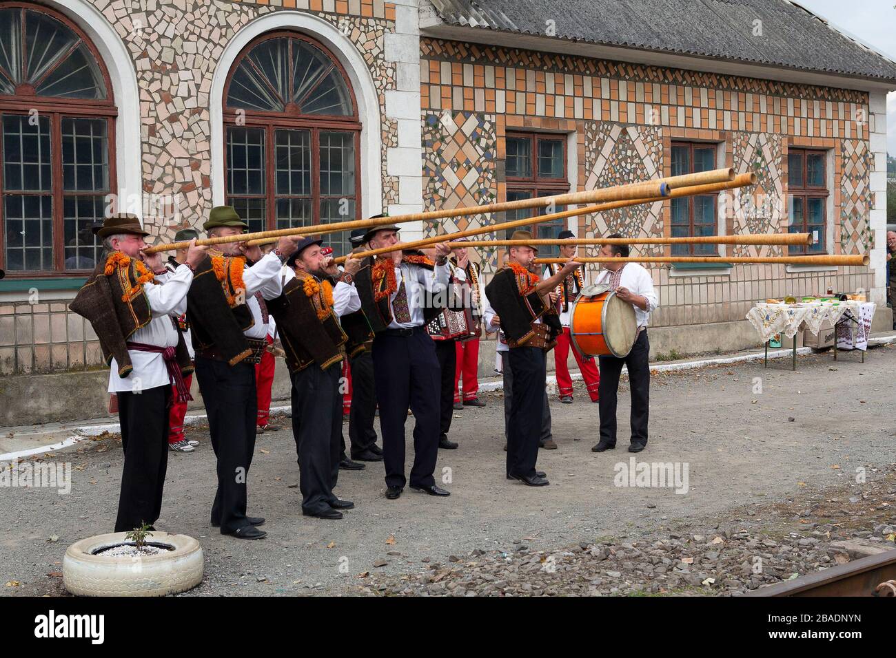 Yasinya, Ukraine - 29 septembre 2016: Les Hutsuls en costumes nationaux avec des instruments folkloriques rencontrent les invités de la 2ème Conférence internationale "Ukraine Banque D'Images