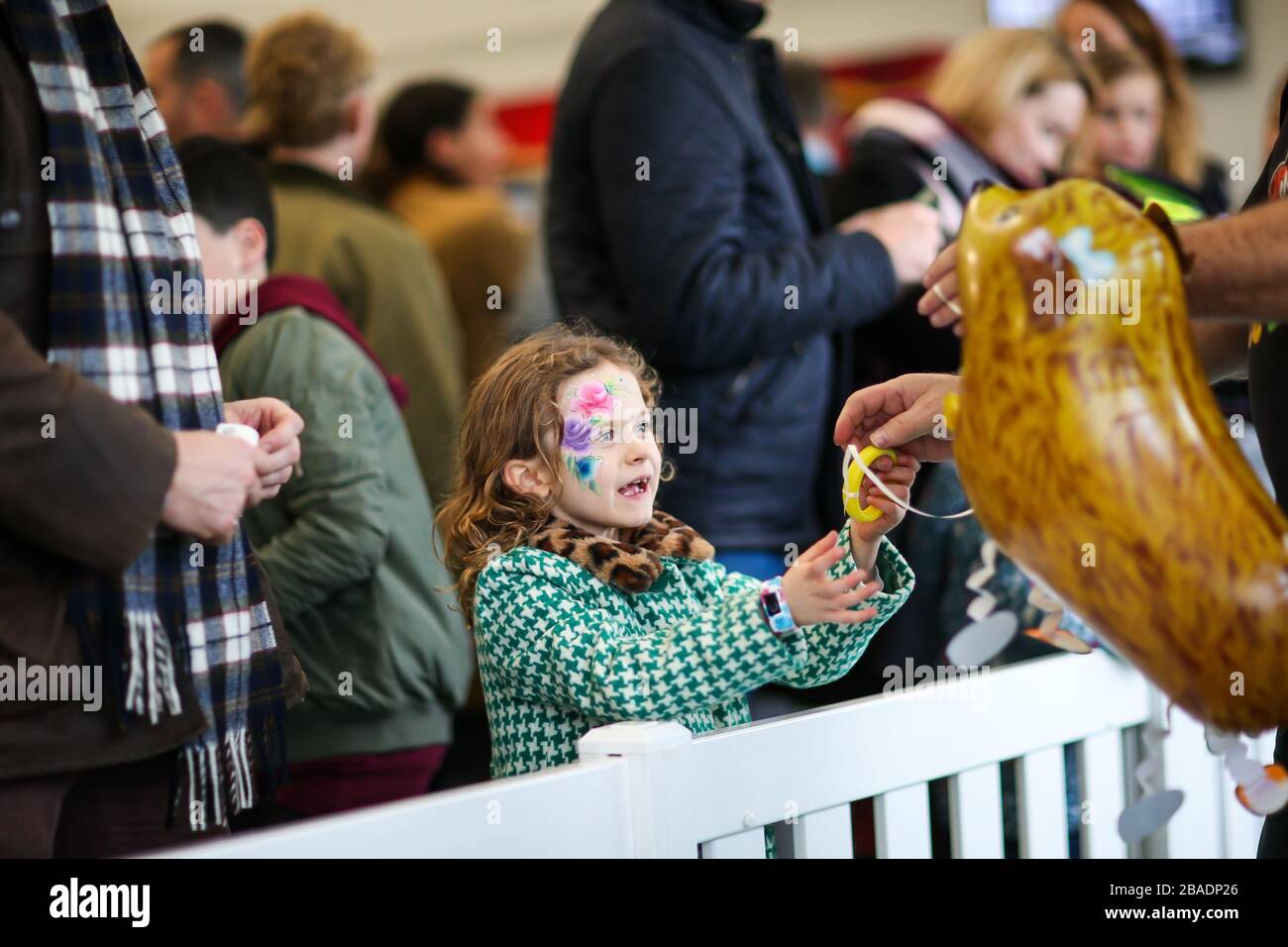 Les enfants pourront profiter des activités dans la zone familiale lors de la réunion du jour du nouvel an à l'hippodrome de Cheltenham Banque D'Images