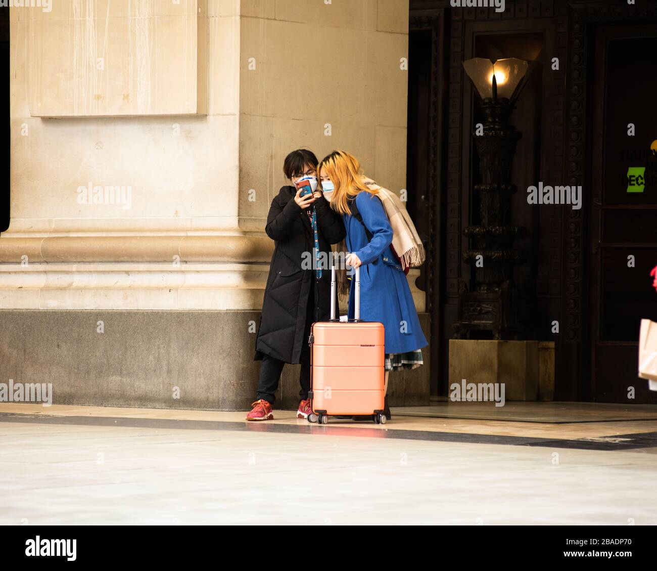 Les gens font du shopping en portant des masques de protection lors de l'éclosion du virus Corona dans le centre de Londres, en Angleterre, au Royaume-Uni Banque D'Images