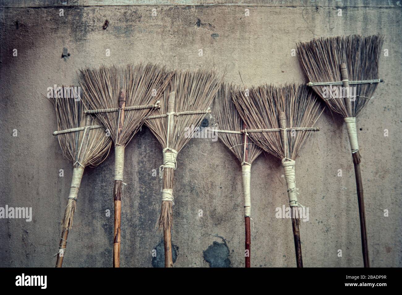 26 mars 2020 le balai est placé sur un vieux mur dans une zone rurale.Kutch Gujarat Inde Banque D'Images