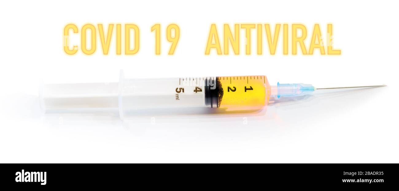 Image d'une seringue avec antiviral pour Covid-19 isolée sur fond blanc. Les antiviraux sont une catégorie de chimiothérapie active contre les infections Banque D'Images