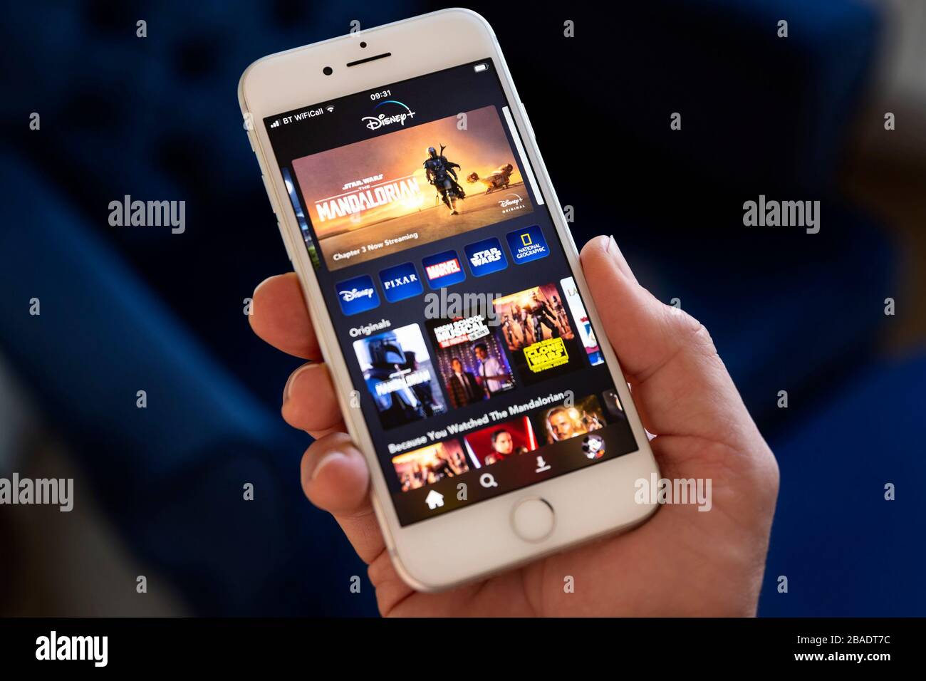 BATH, Royaume-Uni - 27 MARS 2020 : personne anonyme regardant l'écran d'accueil de l'application Disney+ sur un iPhone Apple. Banque D'Images