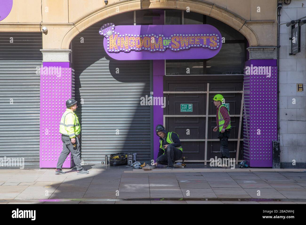 Les gondoles normalement fréquentées des points d'accès touristiques sont vides aujourd'hui, à l'exception des travailleurs qui s'embarquant dans les fenêtres ou qui conduisent par la police. Regent Street, Leicester Square, avenue Shaftesbury illustrée. Banque D'Images