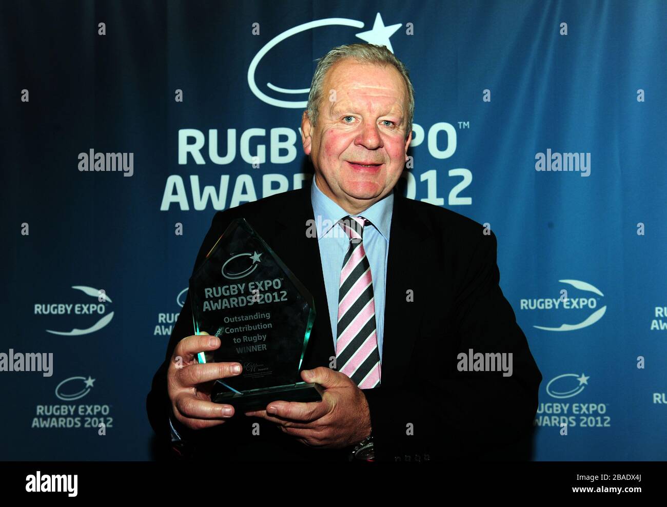 Lauréat de la contribution exceptionnelle à Rugby Bill Beaumont CBE avec sa plaque lors du Rugby Expo Awards 2012 et dîner dans LA SALLE LIVE, Twickenham. Banque D'Images