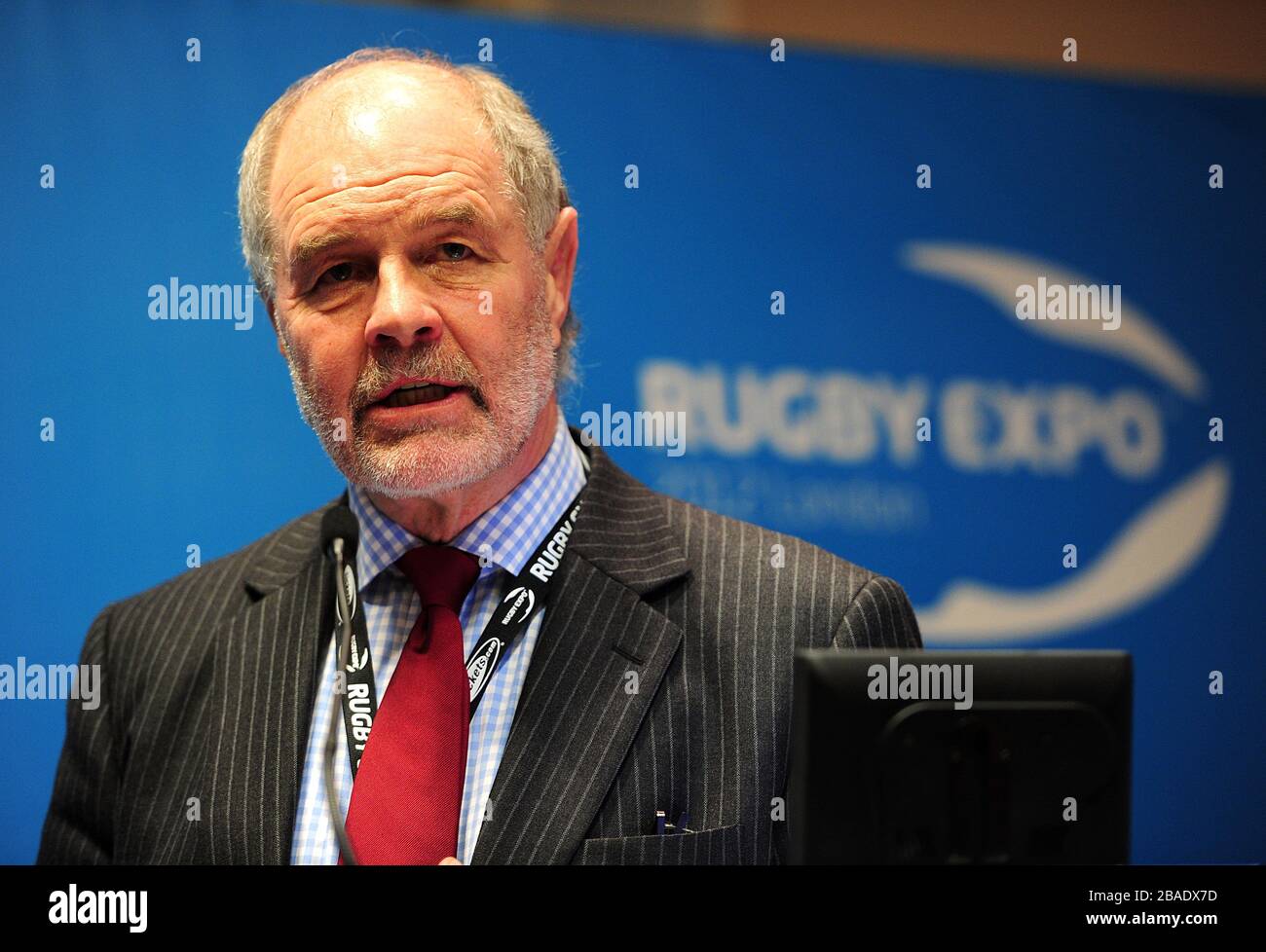 John Taylor, commentateur de rugby à talkSPORT, parle pendant le deuxième jour de l'exposition de rugby 2012 Banque D'Images
