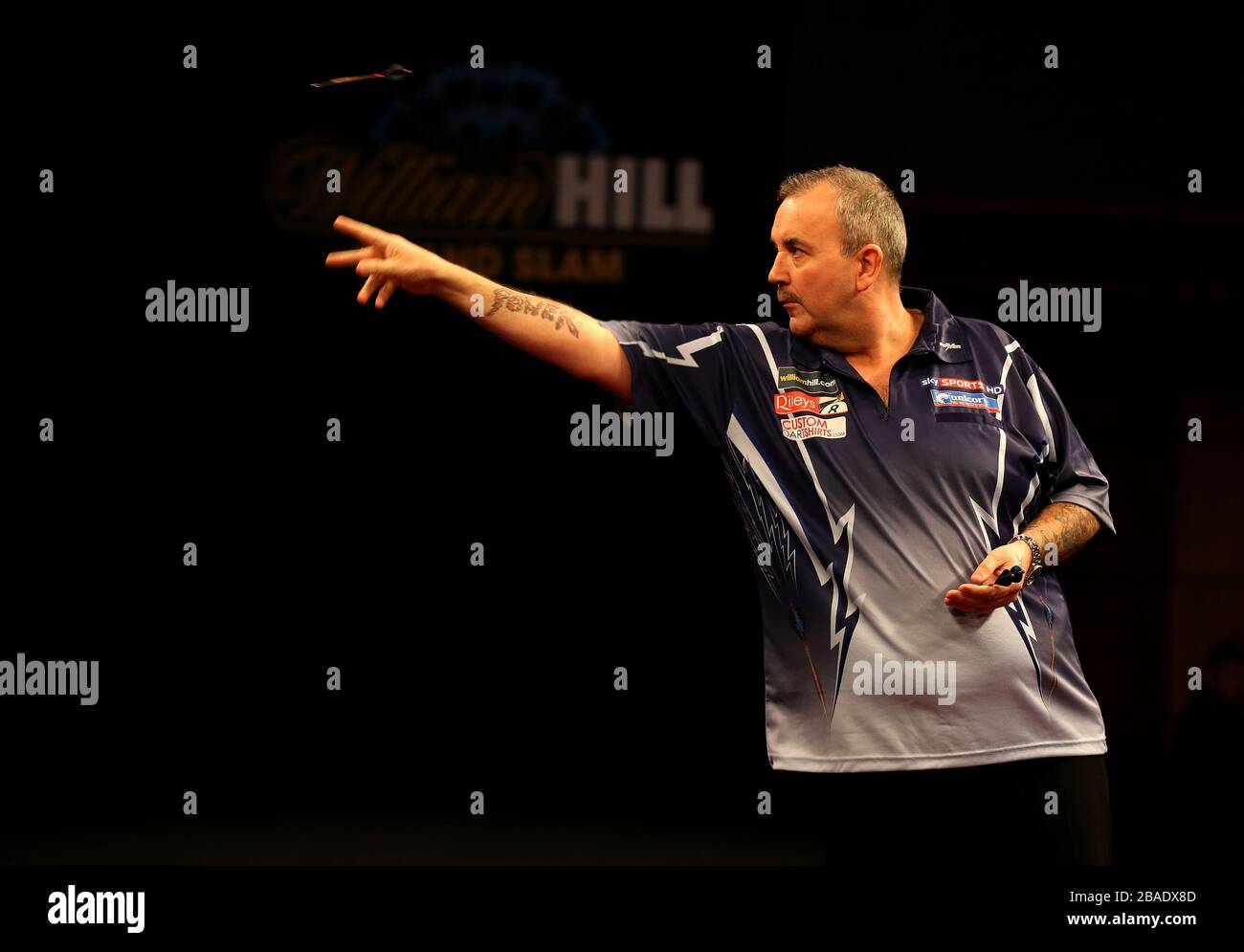 Phil Taylor jette contre Michael van Gerwen Banque D'Images