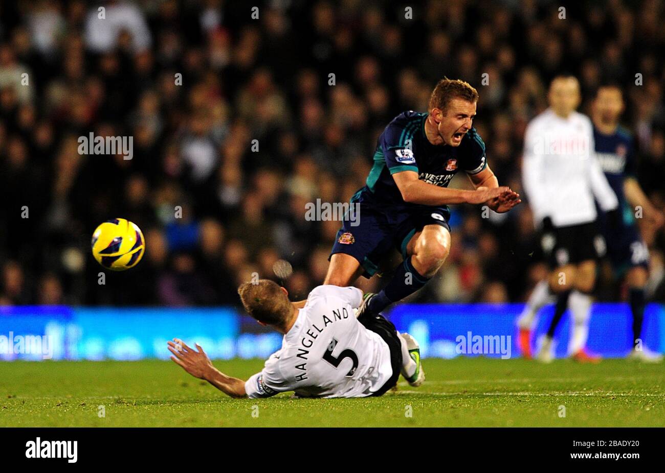 Fulham's Brede Hangeland (5) foule Lee Cattermole de Sunderland qui lui gagne une carte rouge droite Banque D'Images