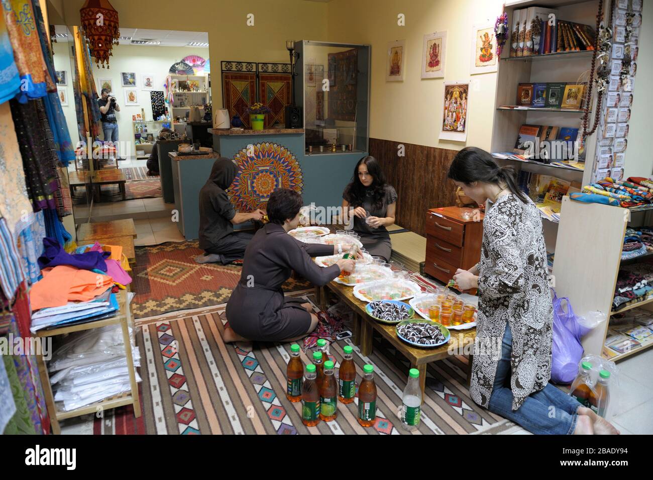 Les femmes en sari indien se préparant pour les paroissiens Prasad dans la cuisine Banque D'Images