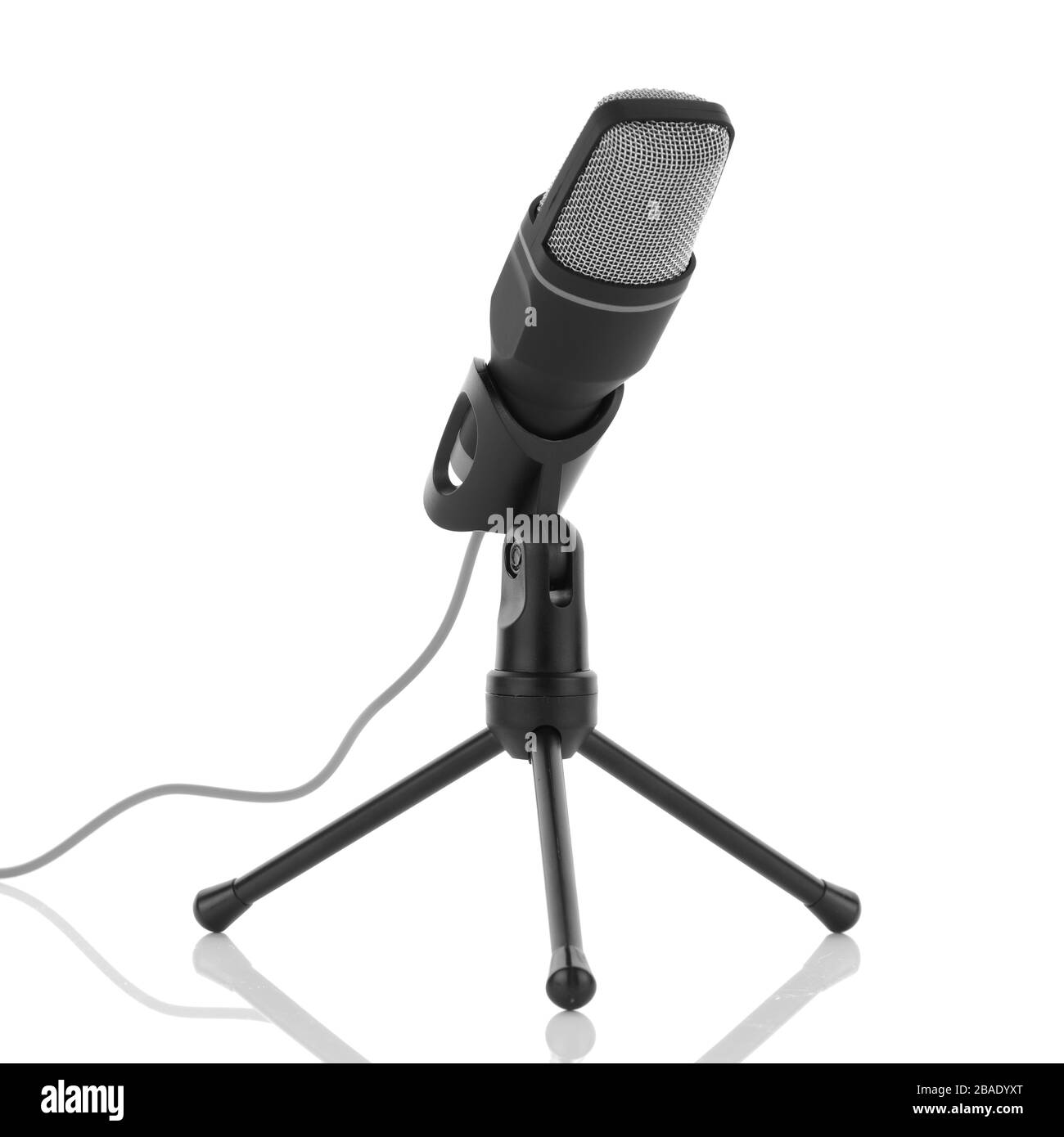 Microphone noir et gris sur surface blanche avec réflexion Banque D'Images