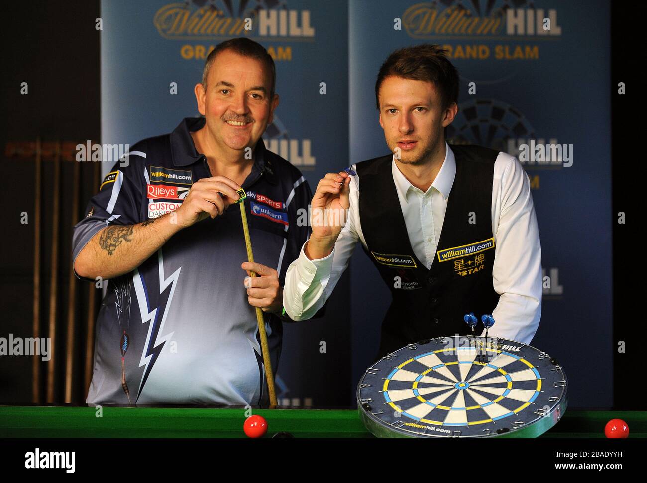 Fléchettes World Numéro 1 Phil 'The Power' Taylor (à gauche) pose pour une photo aux côtés de Snookers World Numéro 1 Judd Trump avant le William Hill Grand Chelem of Darts Challenge. Banque D'Images