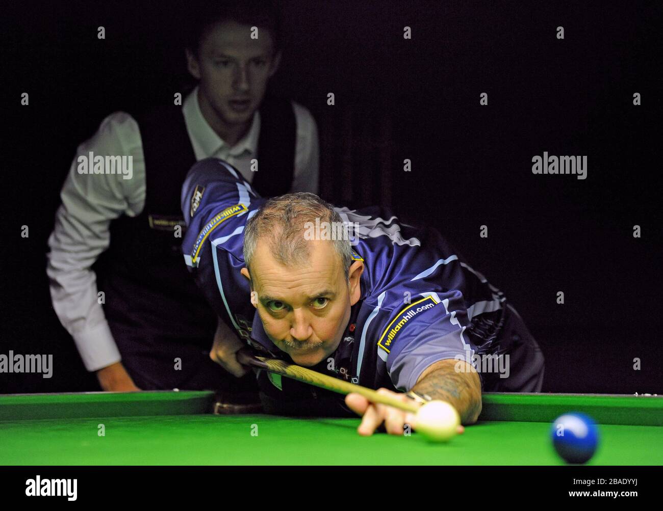 Fléchettes World Numéro 1 Phil 'The Power' Taylor obtient quelques conseils de Snookers World Numéro 1 Judd Trump avant leur William Hill Grand Chelem of Darts Challenge. Banque D'Images