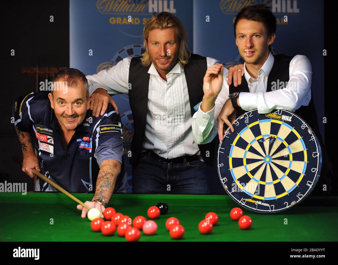 (L-R) Phil Taylor (Darts World N°1), Robbie Savage (William Hill Ambassador) et Judd Trump (Snooker World N°1) posent pour une photo avant le William Hill Grand Chelem of Darts Challenge. Banque D'Images