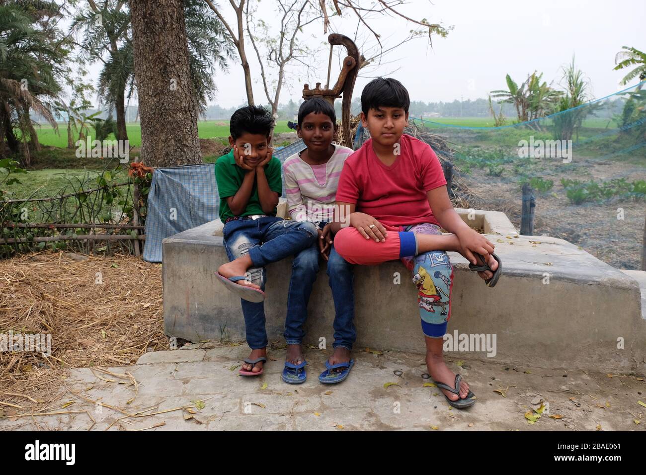 Portrait des enfants dans le village de Kumrokhali, Bengale occidental, Inde Banque D'Images