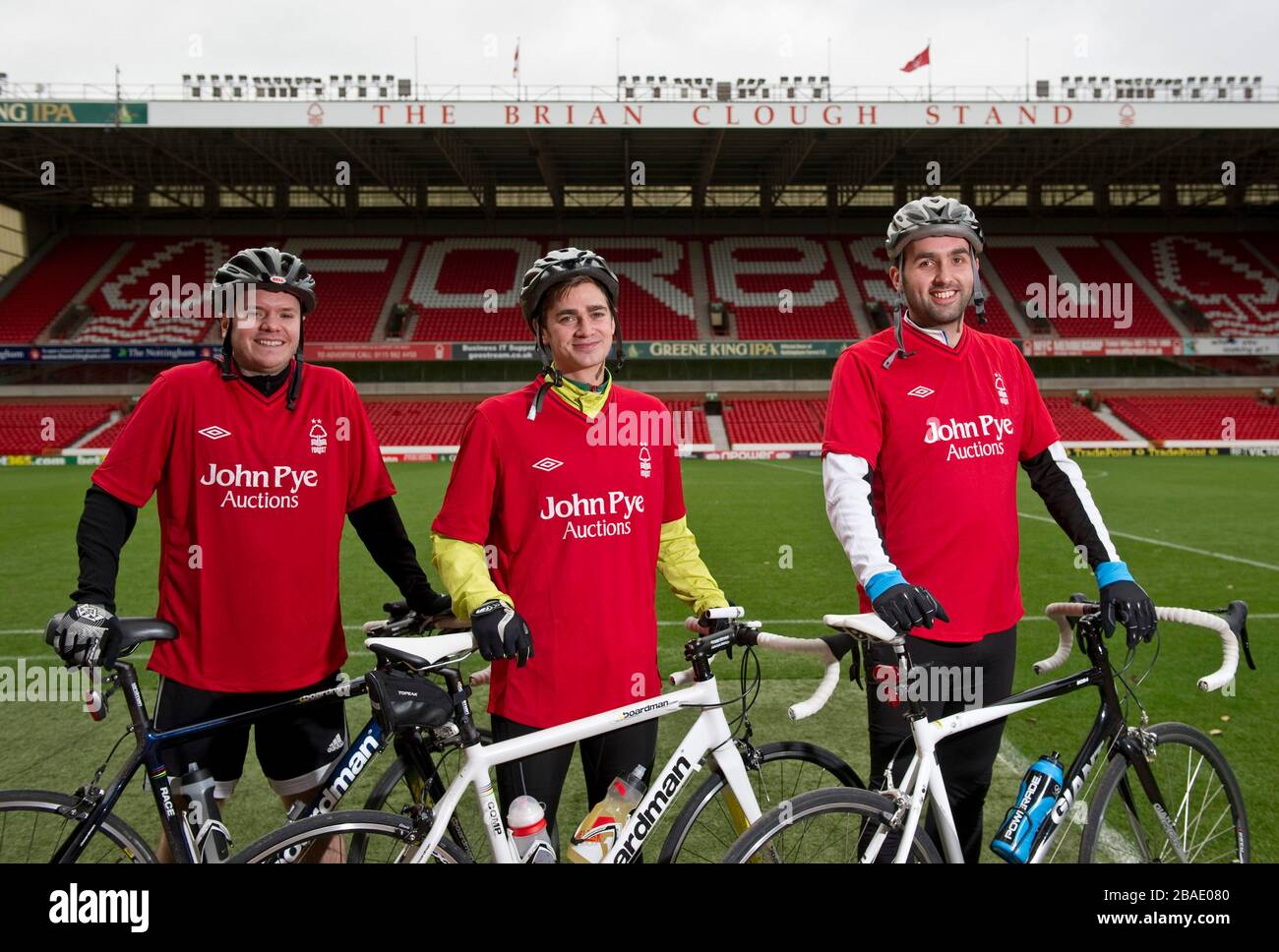 Les cyclistes Rowan Staszkiewicz, Scott Wilson et Matthew Vincent Pitchside avant leur trajet en vélo de 26 miles depuis le City Ground, Nottingham jusqu'au King Power Stadium, Leicester pour recueillir de l'argent pour Prostate Cancer UK et la Société Alzheimer. Banque D'Images