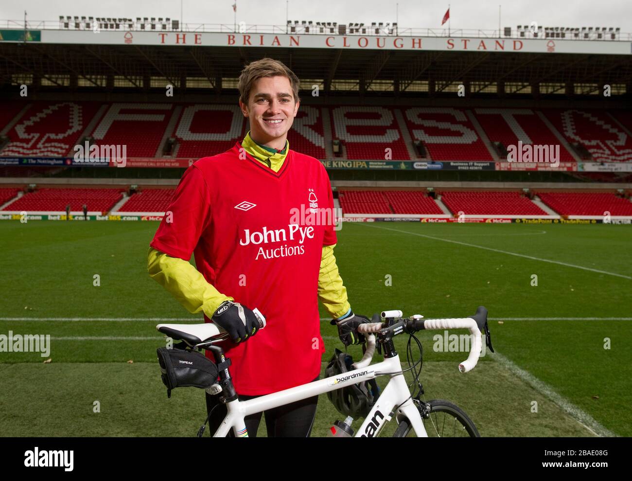 Le cycliste Rowan Staszkiewicz pose Pitch avant son trajet en vélo de 26 miles de City Ground, Nottingham au King Power Stadium, Leicester pour recueillir de l'argent pour Prostate Cancer UK et la Société Alzheimer. Banque D'Images