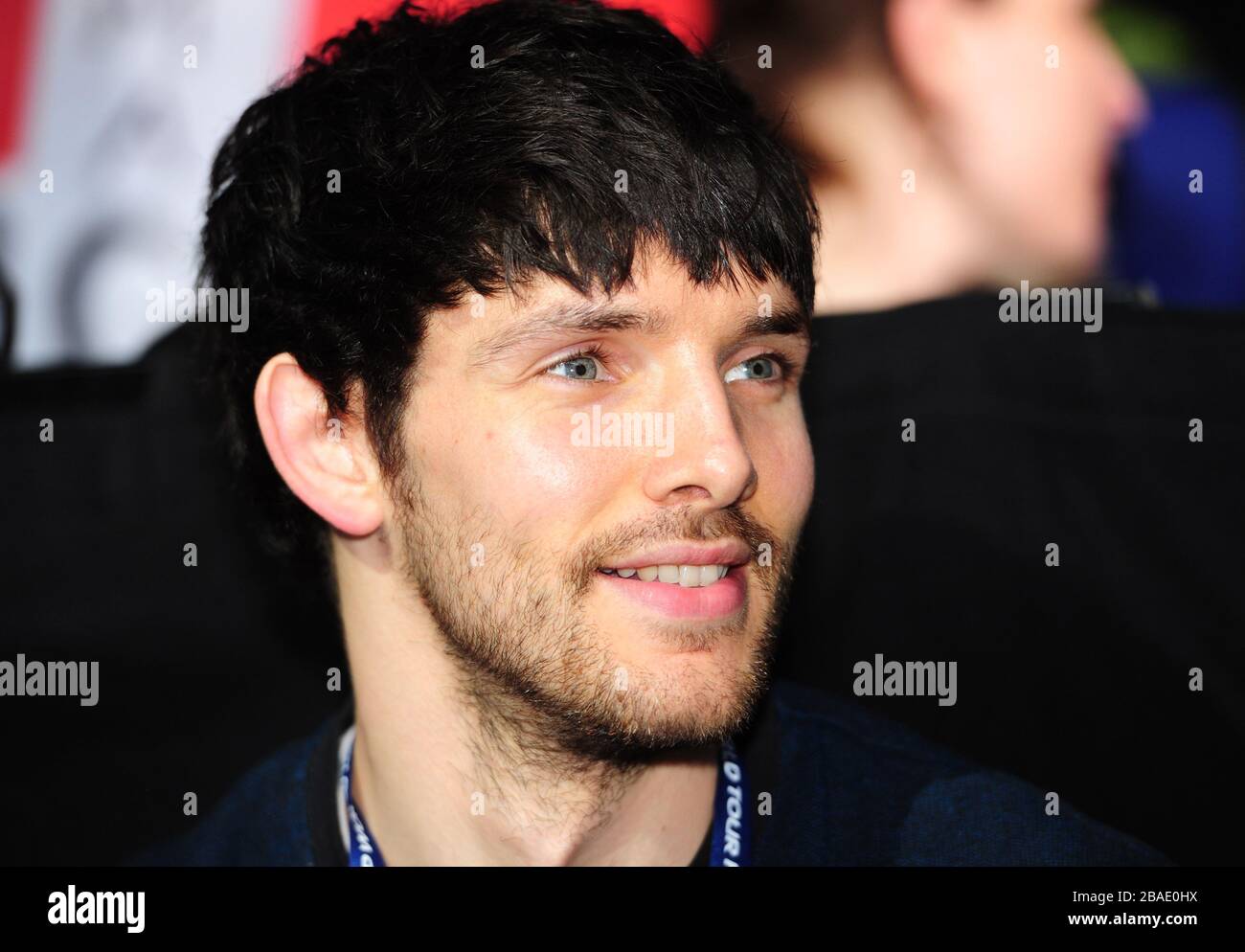 Colin Morgan (qui joue Merlin sur BBC) observe le match entre Roger Federer en Suisse et Novak Djokovic en Serbie Banque D'Images