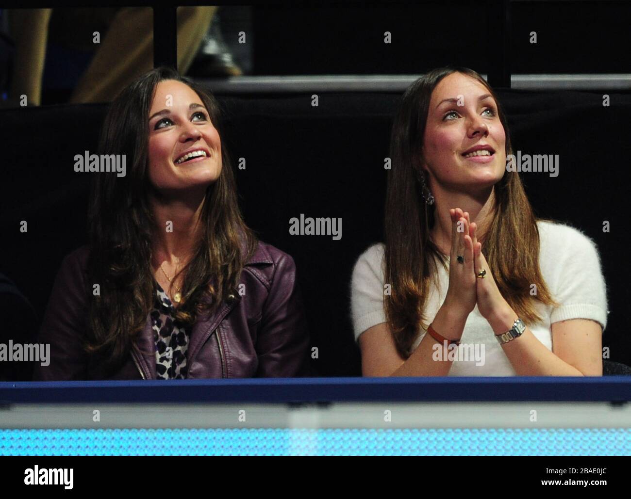 Pippa Middleton et un ami regardent l'écran de replay pendant le match entre Roger Federer Serbia's Novak Djokovic Banque D'Images