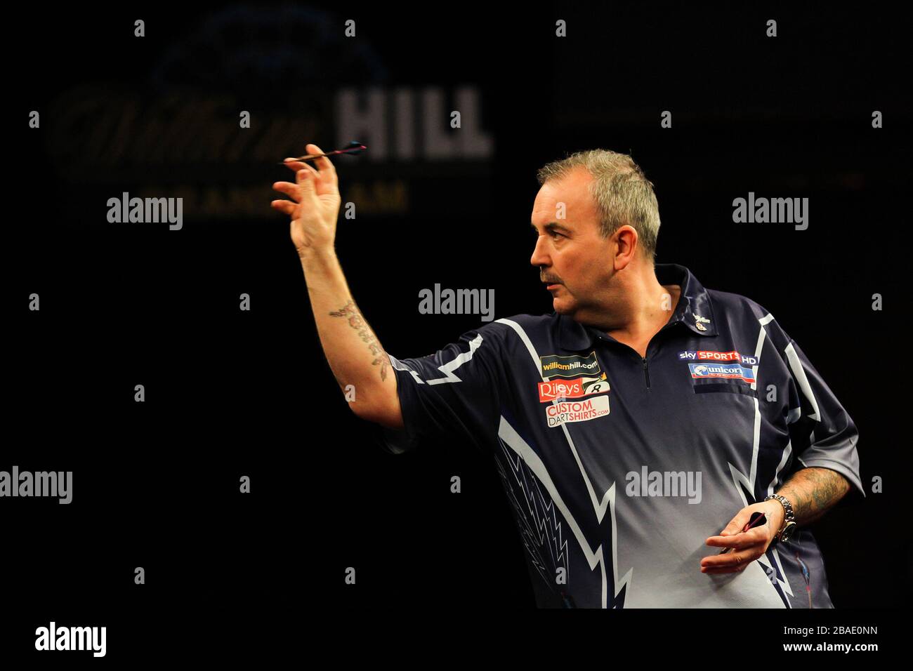 Phil Taylor lors de sa pratique jette Banque D'Images