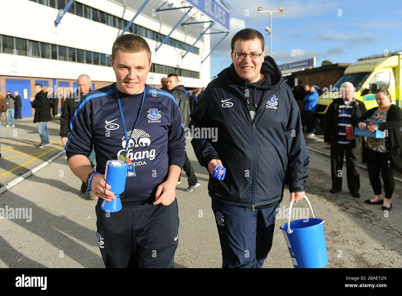 Everton dans la Communauté des collectionneurs de charité en dehors du sol avant le jeu Banque D'Images