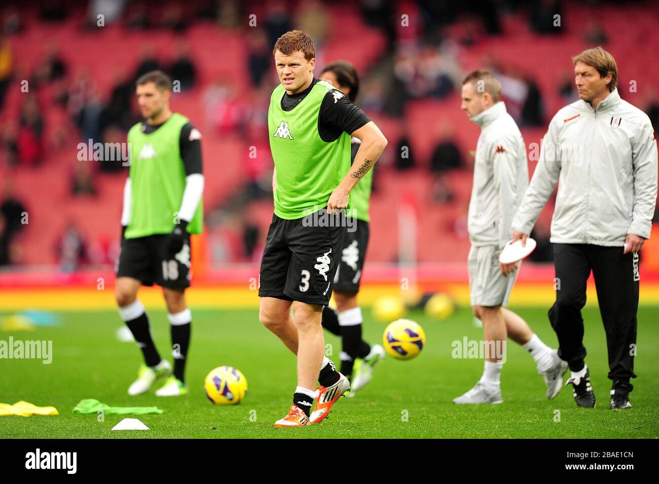 John Arne Riise de Fulham et ses coéquipiers pendant l'échauffement Banque D'Images