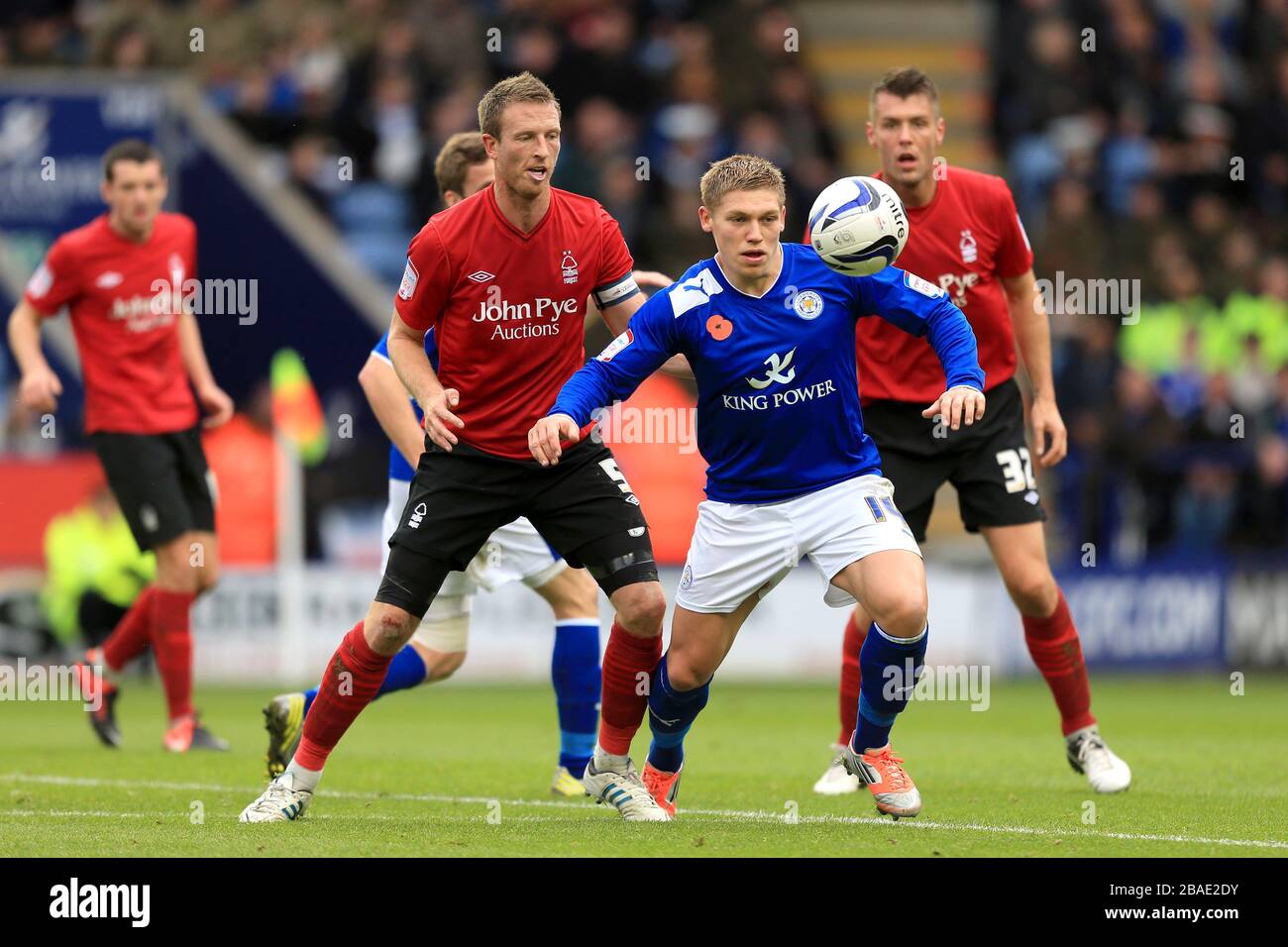 Danny Collins (centre) de Nottingham Forest en action avec Martyn Waghorn de Leicester City (deuxième à droite) Banque D'Images