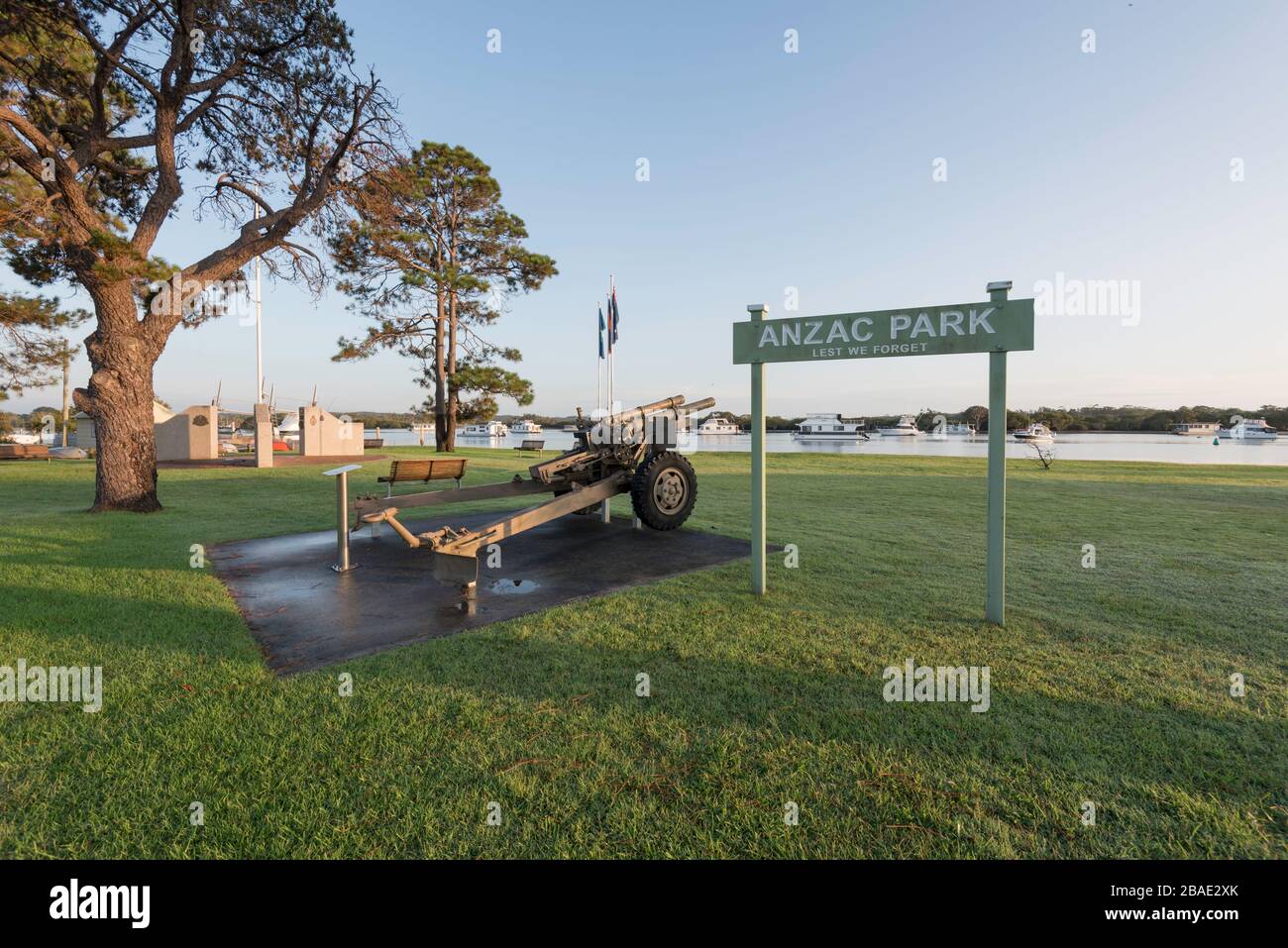 Un fusil d'artillerie à la retraite fait partie d'un important mémorial de guerre dans le parc ANZAC, Tea Gardens surplombant la rivière Myall en Nouvelle-Galles du Sud, en Australie Banque D'Images