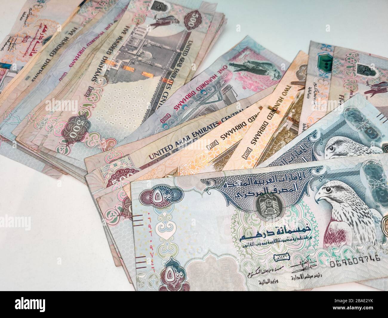 Argent réparti sur une table blanche | Dirhams des Emirats Arabes Unis | monnaie des Emirats Arabes Unis | AED - Dhs | cent, cinq cent, deux centaines et cinquante factures Banque D'Images