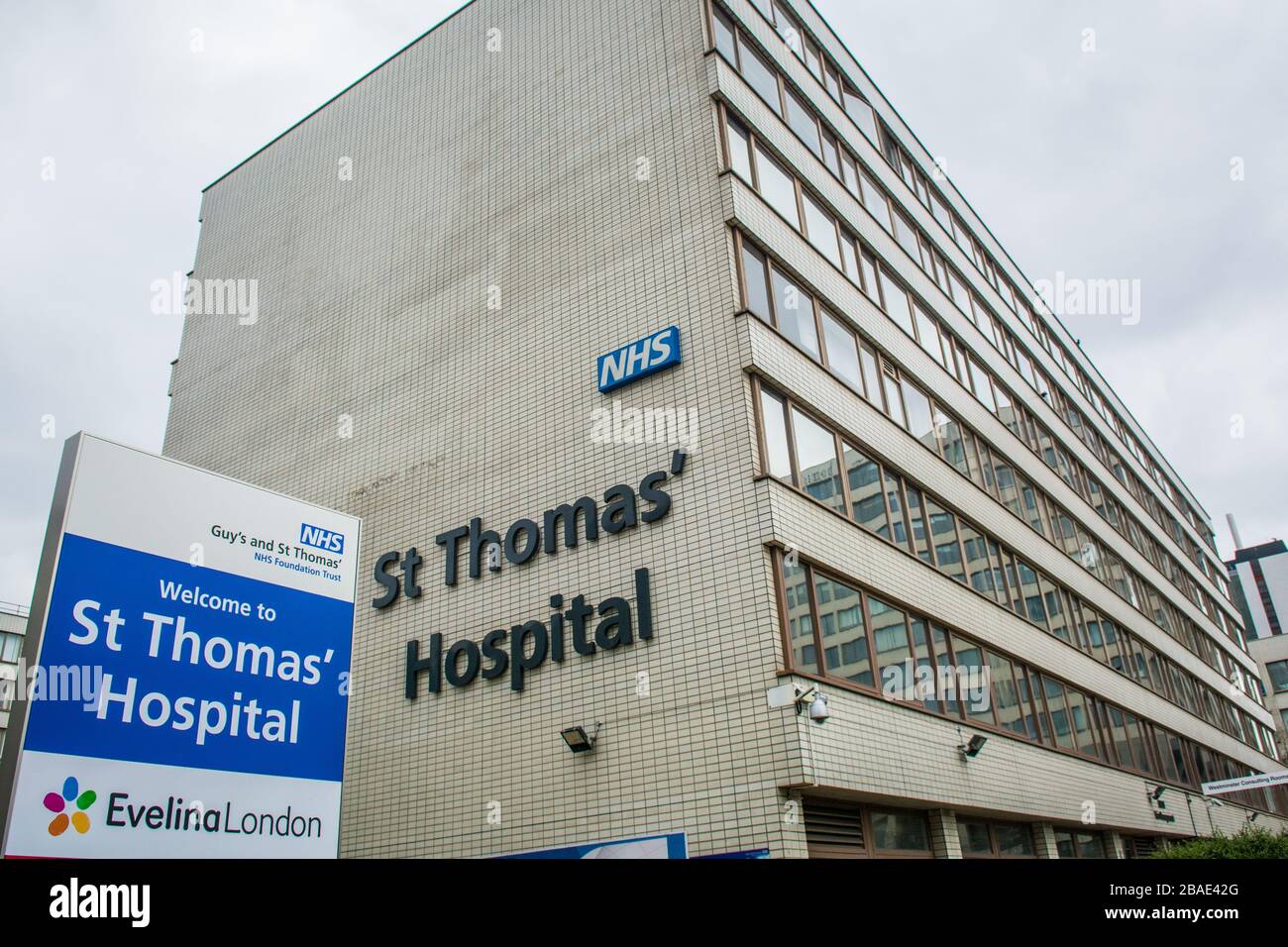 Hôpital St Thomas, grand hôpital historique de NHS en face des maisons du Parlement sur la rive sud Banque D'Images