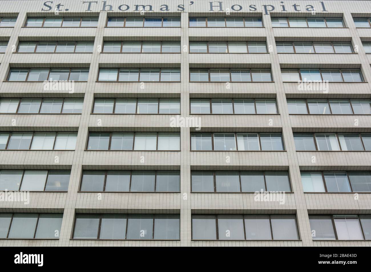 Hôpital St Thomas, grand hôpital historique de NHS en face des maisons du Parlement sur la rive sud Banque D'Images