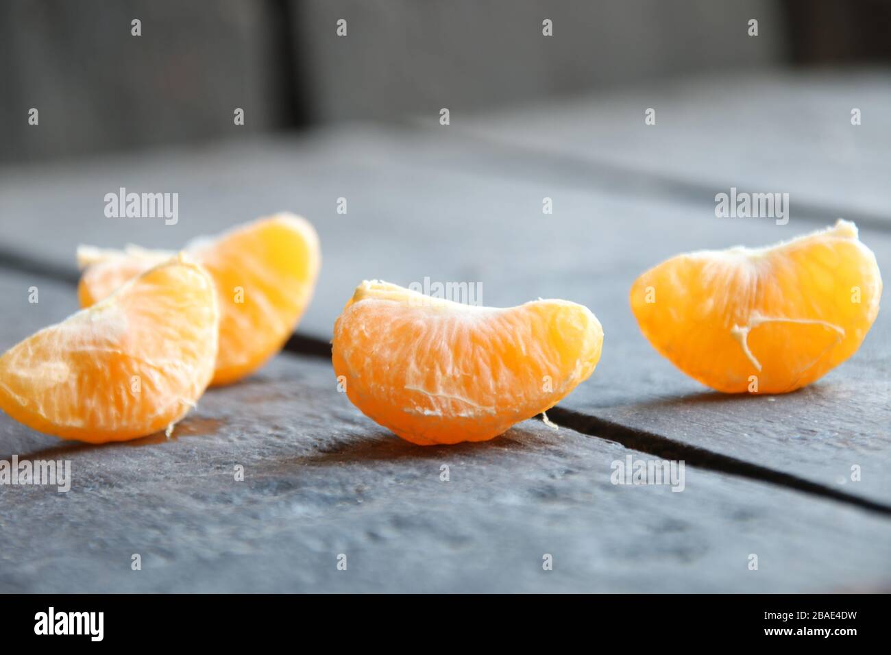 tranches de mandarine sur une vieille table vintage Banque D'Images