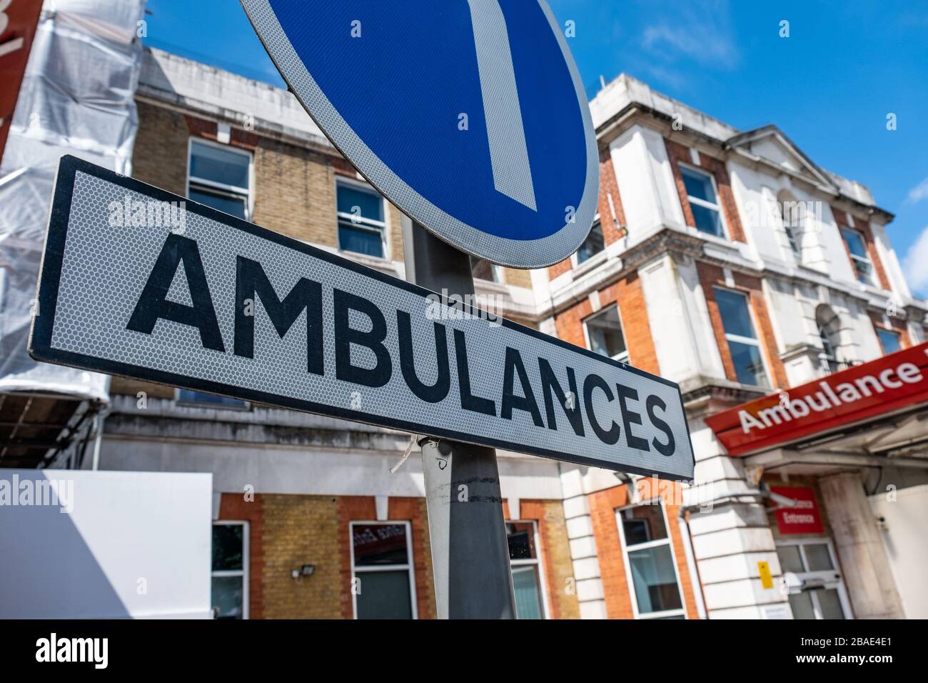 Panneau 'ambulancess' à l'extérieur de l'hôpital NHS Kings Collage à Camberwell Banque D'Images