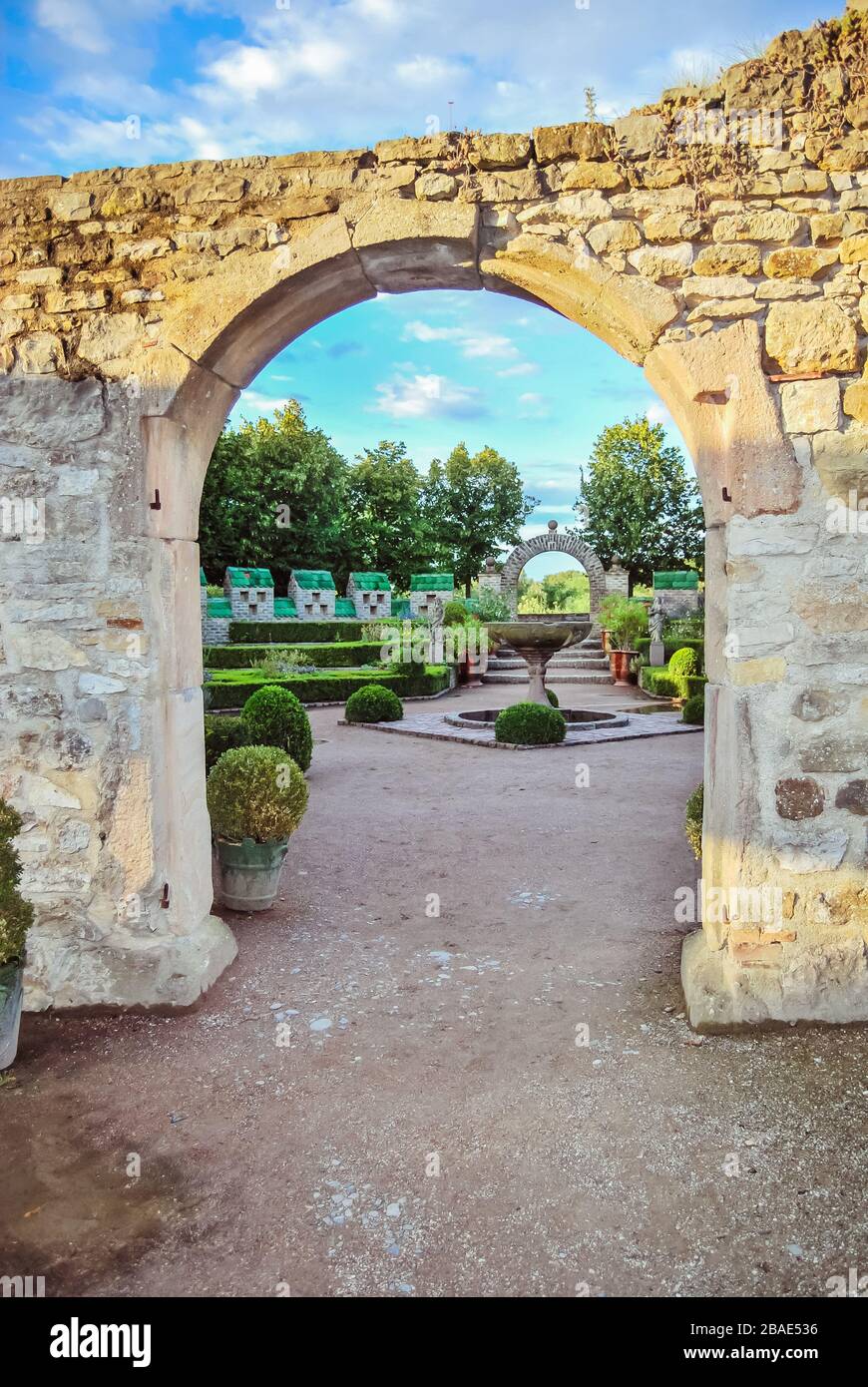 Jardin verdoyant avec plantes et fleurs à l'Écomusée d'Alsace, l'esco musée d'Alsace Banque D'Images