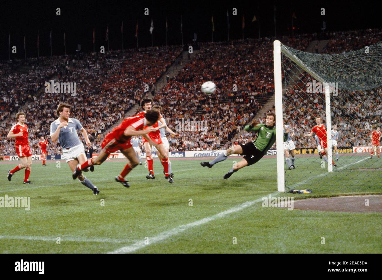 Trevor Francis de Nottingham Forest (l) dirige l'objectif gagnant passé par le gardien de but de Malmo Jan Moller (r) Banque D'Images