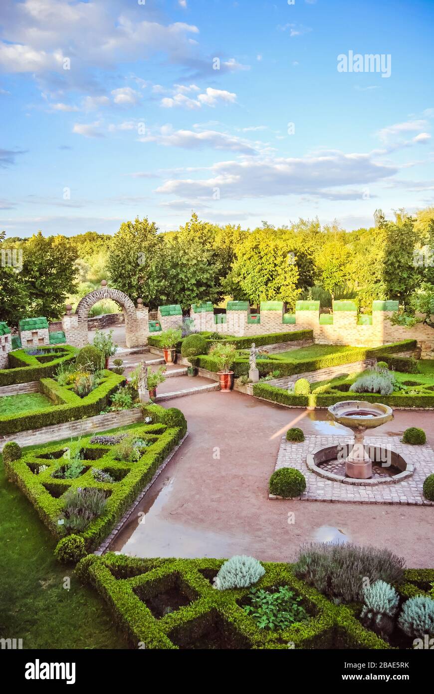 Jardin verdoyant avec plantes et fleurs à l'Écomusée d'Alsace, l'esco musée d'Alsace Banque D'Images