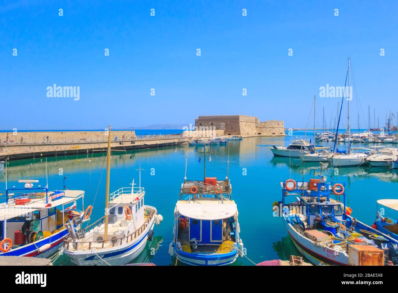 Heraklion, Grèce - 27 Avril 2019 : l'île de Crète vieux port avec bateaux de pêche et forteresse vénitienne de Rocca al Mare Banque D'Images